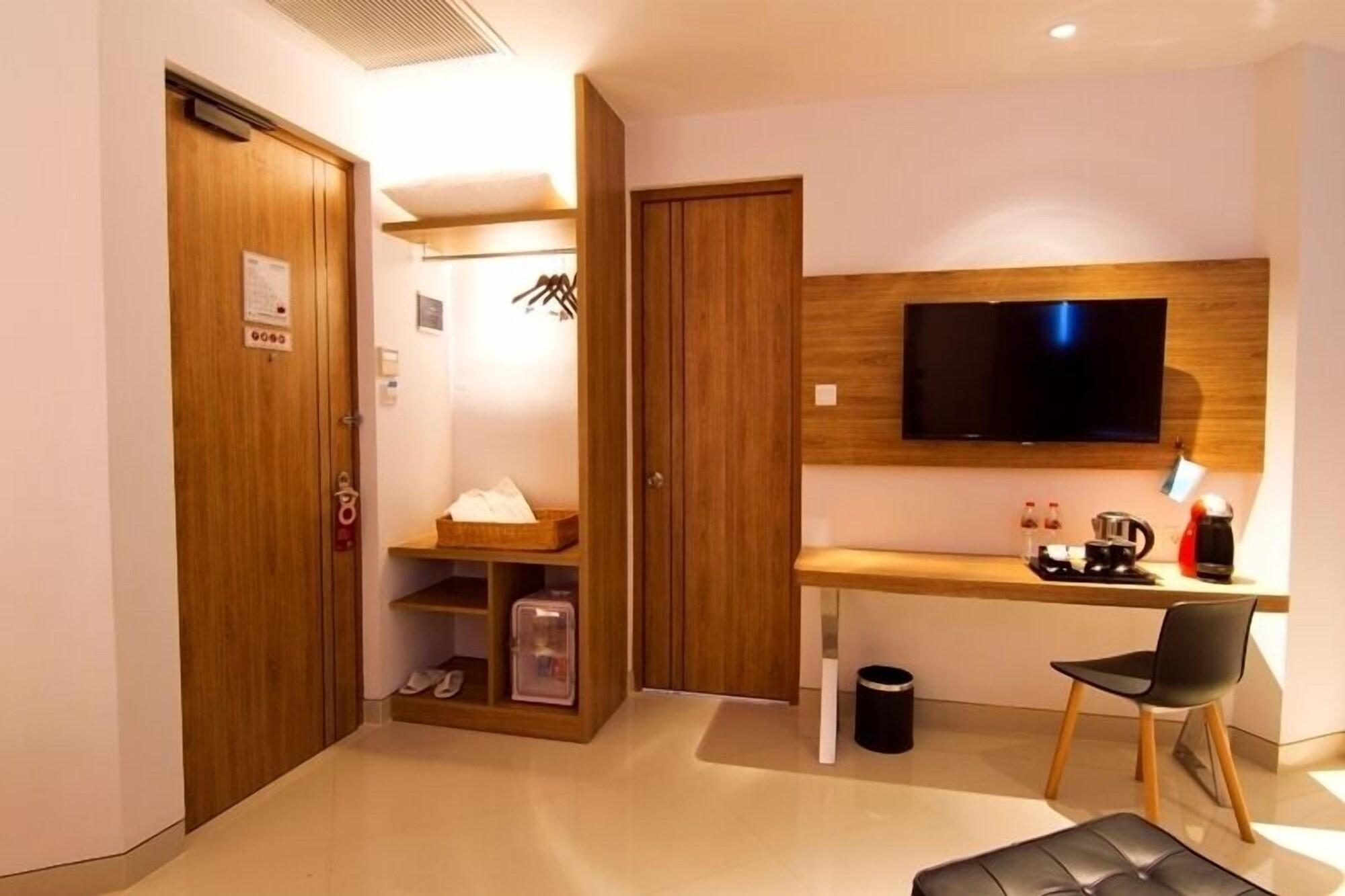 Zoom Smart Hotel Jemursari Surabaya Exterior photo