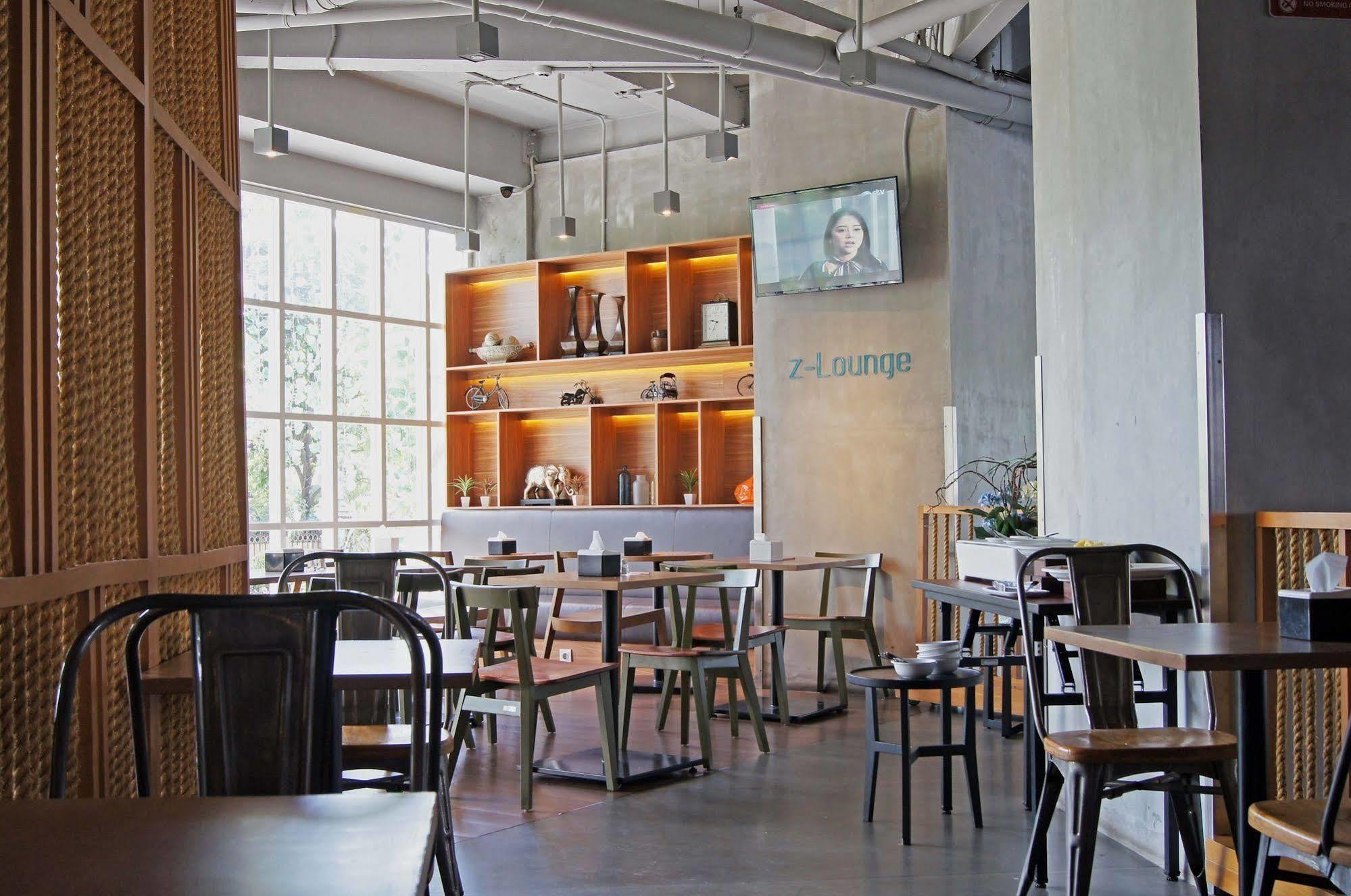 Zoom Smart Hotel Jemursari Surabaya Exterior photo